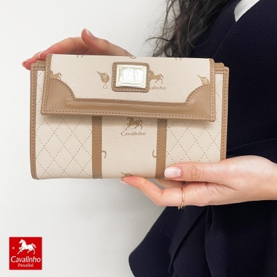 Carteira bege com padrão Cavalinho e logótipo metálico
