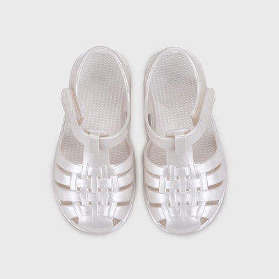 Sandálias tipo jelly brancas translúcidas com fecho de velcro e tiras entrelaçadas