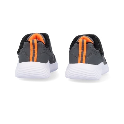 Par de ténis desportivos cinza escuro com sola branca e detalhes laranja