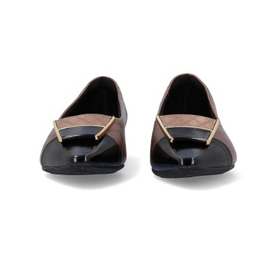 Sapatos rasos femininos castanhos com detalhes em preto e dourado