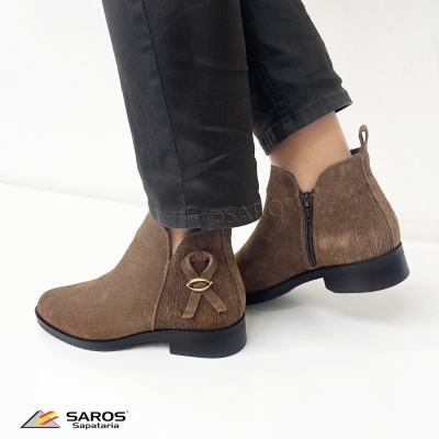 Botas curtas femininas castanhas de camurça com fecho lateral e detalhe dourado