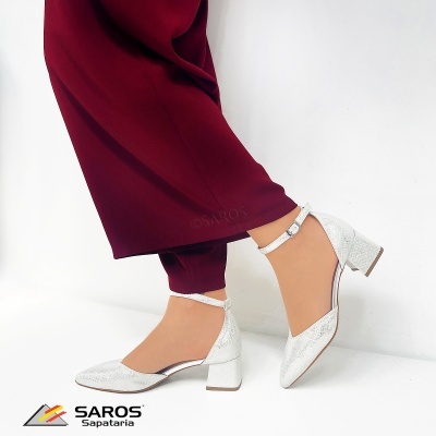 Sapatos brancos com salto médio e tira de tornozelo usados com calças cor bordo