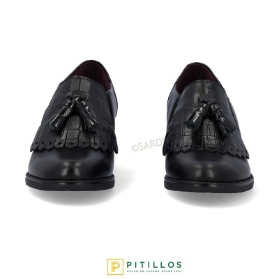 Sapatos pretos de pele com padrão crocodilo e borlas