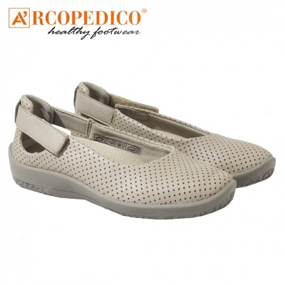 sapatos femininos bege perfurados com fecho ajustável