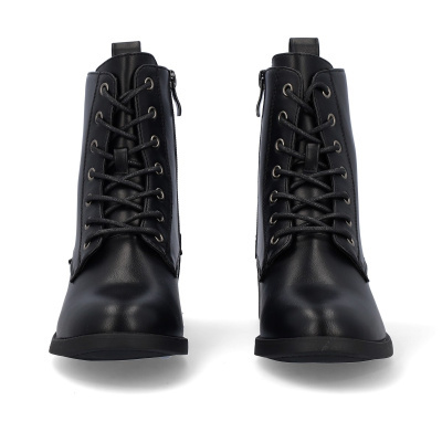Par de botas pretas masculinas com atacadores e zíper lateral