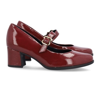 Sapatos vermelhos de verniz com salto médio e fivela dourada