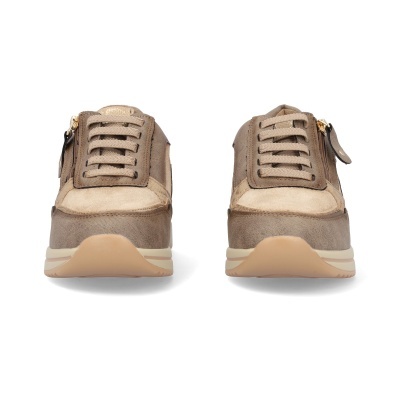 Par de sapatilhas bege castanho com sola clara visto de frente