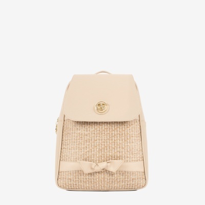 Mochila bege com aba em couro sintético e fecho dourado com letras CV