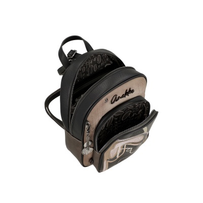 Mochila pequena com padrões abstratos e nome Anekke