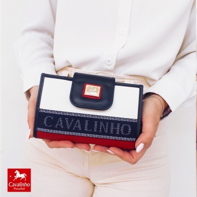 Carteira feminina Cavalinho em tecido branco, azul e vermelho com selo dourado
