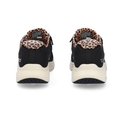 Ténis pretos Skechers com sola branca e interior padrão leopardo vistos de trás.