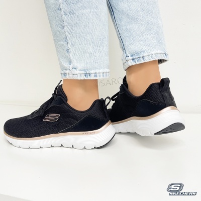 Ténis pretos Skechers com sola branca e logo 'S' prateado