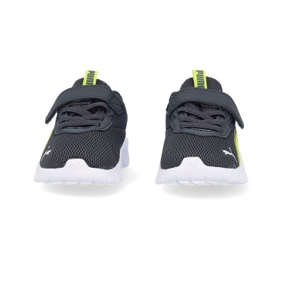 Par de sapatilhas desportivas pretas com sola branca e detalhes amarelos para criança.