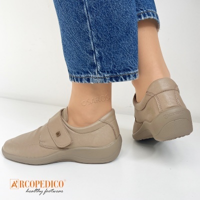 Sapatos ortopédicos Arcopedico bege com fecho de velcro e sola antiderrapante.