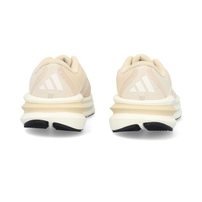 Par de sapatilhas Adidas bege claro vistas de trás com sola branca e preta