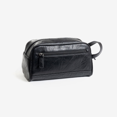 Necessaire preta de material sintético com fecho de correr e alça lateral