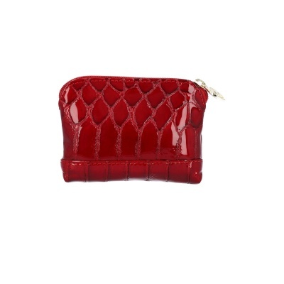 Carteira pequena vermelha com padrão imitando pele de crocodilo e fecho de zíper dourado