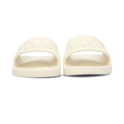 Chinelos slide Adidas creme com logótipo em relevo