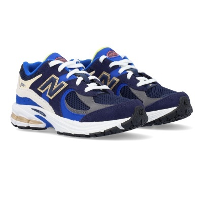 Ténis desportivos azul escuro com detalhes brancos e cinzentos, logo 'N' lateral, atacadores brancos