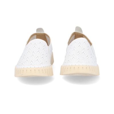 Ténis brancos em tecido perfurado com sola bege clara vistos de trás