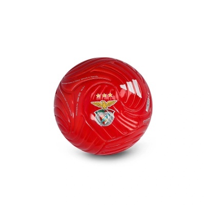 Bola de futebol mini vermelha com emblema do SL Benfica em fundo branco.