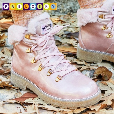 Botas rosa claro com pelos e atacadores rosa, etiqueta PABLOSKY SPORT sobre folhas secas