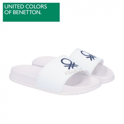 Chinelos brancos da United Colors of Benetton com símbolo azul escuro