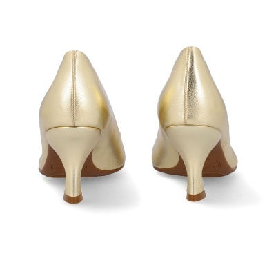 Sapatos de salto médio dourados vistos de trás
