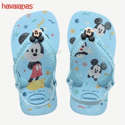 Chinelos infantis azuis com estampa e detalhe do Mickey Mouse