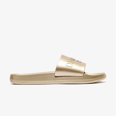 Chinelo dourado com texto em relevo na tira larga