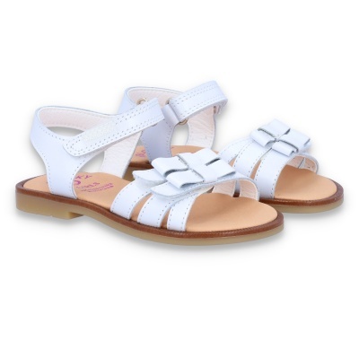 Sandálias brancas para criança com tiras, velcro e laço decorativo