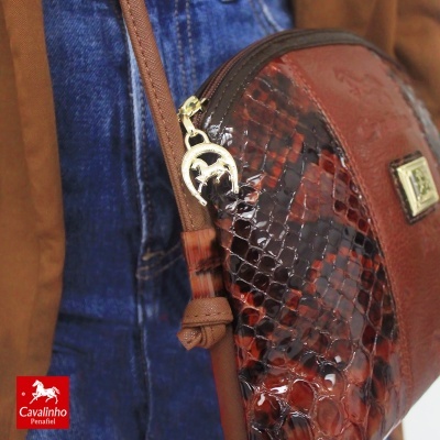 Bolsa pequena castanha com textura de pele de crocodilo e detalhes dourados