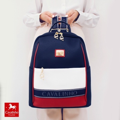 Mochila tri-color azul marinho, branco e vermelho da Cavalinho com alças personalizadas e bolso frontal.