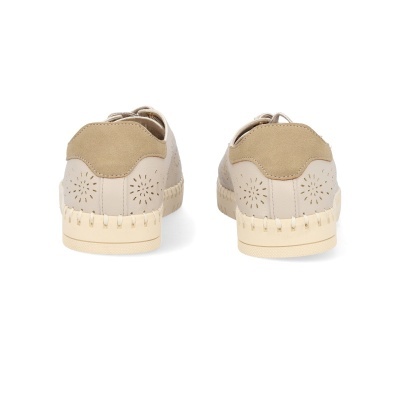 Sapatos bege com detalhes castanhos vistos de trás