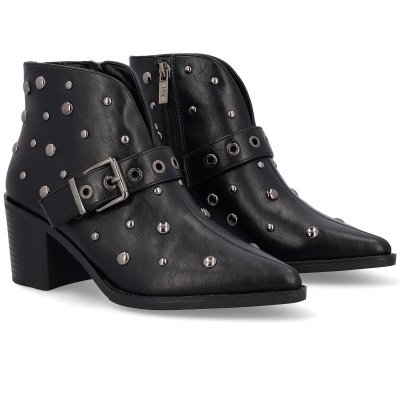 Botins pretos com tachas e salto médio