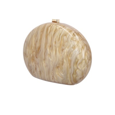 Mala clutch oval bege marmoreada com fecho dourado