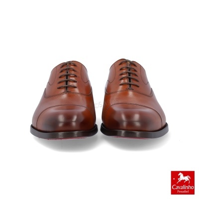 Sapatos oxford em pele castanha com atacadores pretos e sola preta