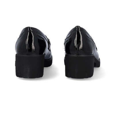 Sapatos pretos de salto grosso vistos de trás