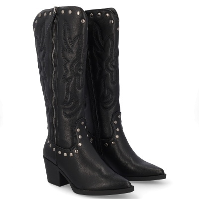 Botas cowboy pretas em pele com tachas metálicas e padrão decorativo