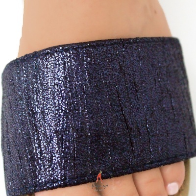 Chinelo feminino com tira larga azul escuro brilhante sobre o pé