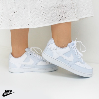 Ténis Nike branco e azul claro com logótipo Nike em branco.