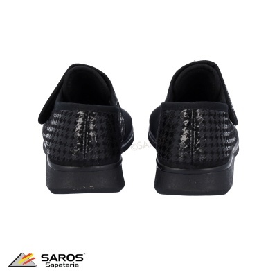 Sapatos pretos com textura pied-de-poule e fecho em velcro vistos de trás