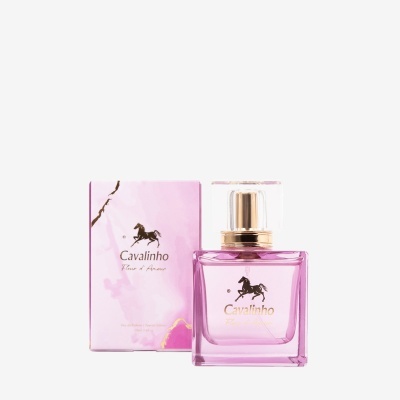 Frasco de perfume rosa e caixa rosa com texto Cavalinho