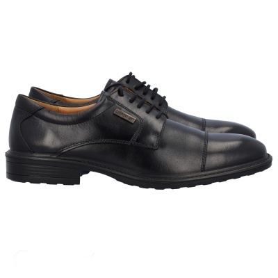 Sapatos sociais de pele pretos com atilhos e etiqueta metálica