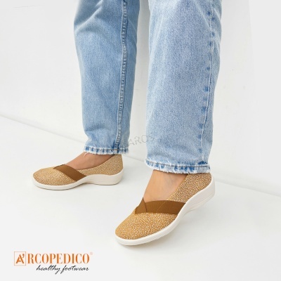 Sapatos Arcopedico castanho claro com padrão animal print e banda elástica castanha