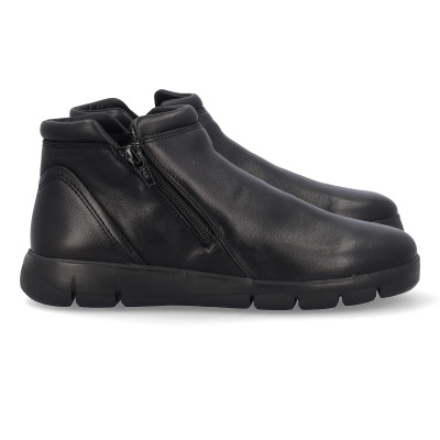 Botas pretas em pele com fecho lateral e sola preta