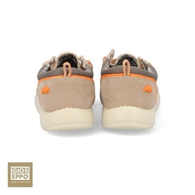 Par de sapatilhas GIOS EPPO com camurça bege, detalhes cinza e laranja, vista traseira