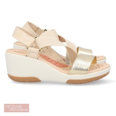 Sandálias de cunha bege e dourado com sola branca e palmilha almofadada