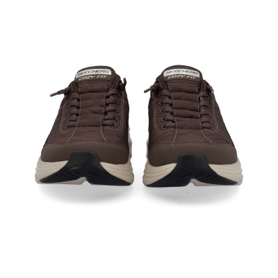 Ténis castanhos Skechers com sola branca