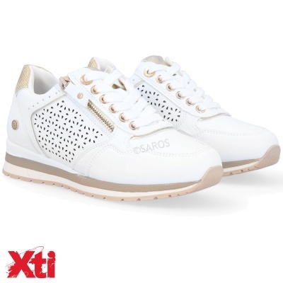 Sapatilhas brancas com detalhes dourados e padrão perfurado